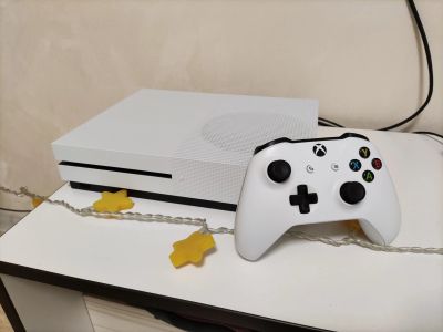 Лот: 16995844. Фото: 1. Игровая консоль Xbox One S с 1... Консоли