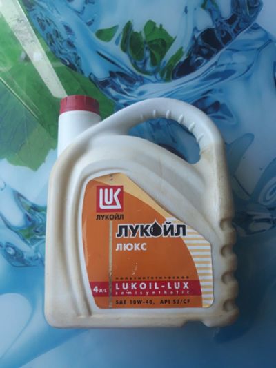 Лот: 17860871. Фото: 1. Масло Лукоил люкс полусинтетик... Другое (автохимия, масла, тюнинг)