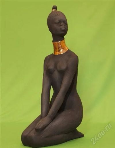 Лот: 970613. Фото: 1. Сидящая африканка Керамика СССР... Скульптуры