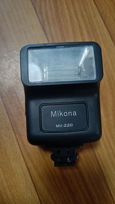 Лот: 25396508. Фото: 1. Вспышка Mikona MV-220. Вспышки, осветители, рассеиватели