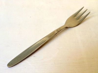 Лот: 6492714. Фото: 1. 🍴Вилка десертная СССР с узором... Столовые приборы, ножи