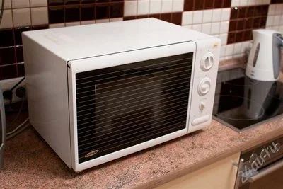 Лот: 521910. Фото: 1. Продам микроволновку Samsung M8135GE. Микроволновки, мини-печи