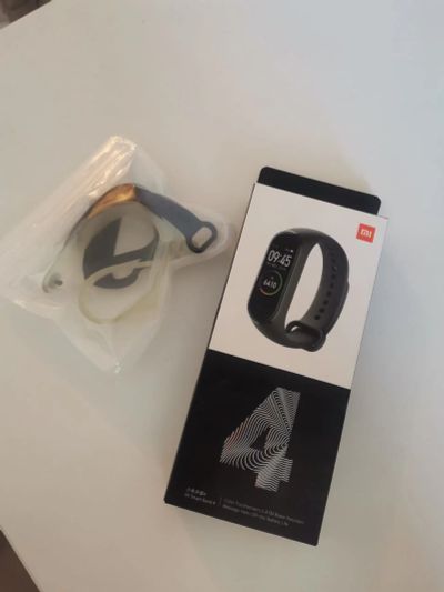 Лот: 17573081. Фото: 1. Фитнес браслет mi band 4 + 2 ремешка... Смарт-часы, фитнес-браслеты, аксессуары