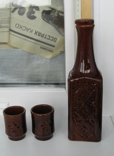 Лот: 7786388. Фото: 1. Штоф и две рюмки, керамика. СССР. Фарфор, керамика