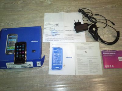 Лот: 5032050. Фото: 1. Nokia C6-01 оригинал + автомобильная... Кнопочные мобильные телефоны