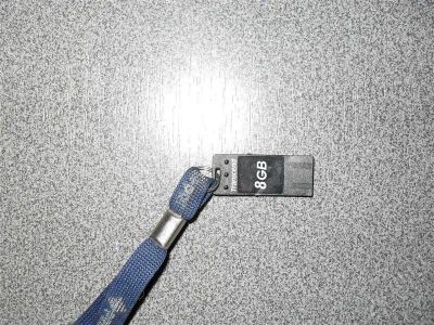 Лот: 263434. Фото: 1. Флешка на 8GB мертвая (повторно... USB-флеш карты