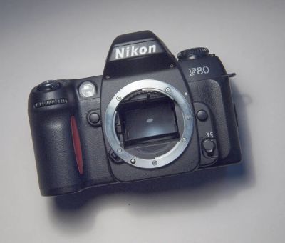Лот: 22851776. Фото: 1. Nikon F80. Плёночные зеркальные