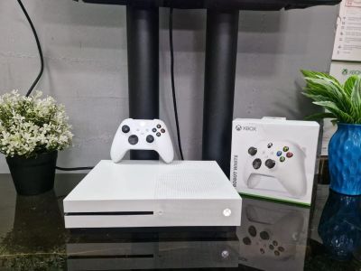 Лот: 25778102. Фото: 1. Игровая приставка Xbox One S 1Tb... Игровые приставки, консоли