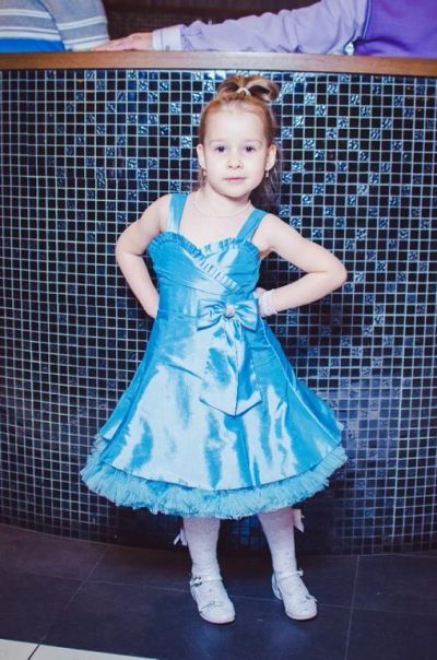 Лот: 8264774. Фото: 1. Платье голубое пышное с 4-6лет. Платья, сарафаны