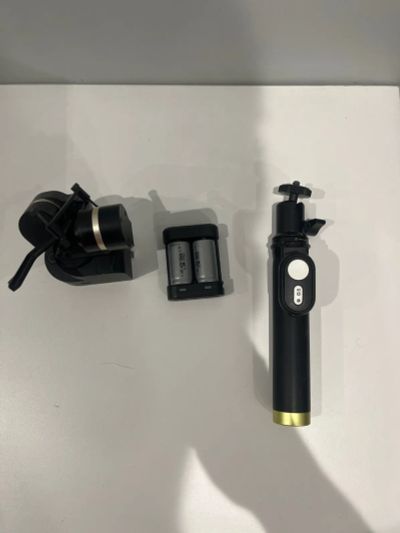 Лот: 24332292. Фото: 1. 2 экшен каамеры Xiaomi + стабилизатор. Другое (бытовая техника)