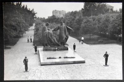 Лот: 7598122. Фото: 1. Открытка Новомосковск. Монумент... Открытки, конверты