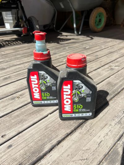 Лот: 25349447. Фото: 1. Масло 2т motul цена за 2 л. Масла, жидкости