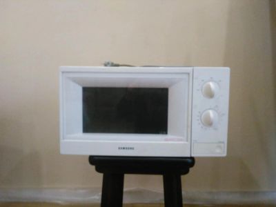 Лот: 7328347. Фото: 1. Продам микроволновую печь Samsung. Микроволновки, мини-печи
