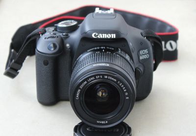 Лот: 9417001. Фото: 1. Canon 600d Kit 18-55 is II. Цифровые зеркальные