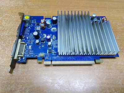 Лот: 24985482. Фото: 1. Видеокарта Sparkle GeForce 7600... Видеокарты