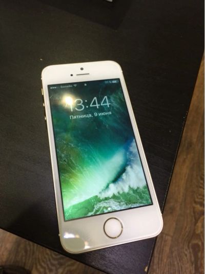 Лот: 9880035. Фото: 1. Iphone 5s. Кнопочные мобильные телефоны