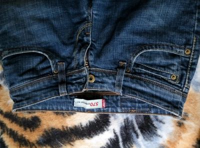 Лот: 8115622. Фото: 1. Джинсы женские прямые Levis. Джинсы