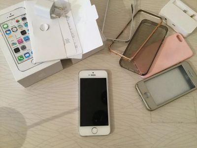 Лот: 10439192. Фото: 1. Телефон iPhone 5s 16 гб silver. Смартфоны