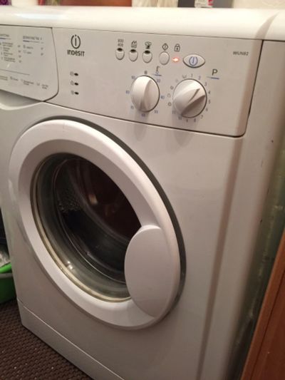 Лот: 12296775. Фото: 1. стиральную машинку Indesit wiun82. Стиральные машины