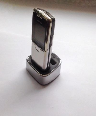Лот: 7644076. Фото: 1. Nokia 8800 зарядка стакан.Оригинал... Кнопочные мобильные телефоны