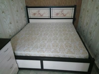 Лот: 8676800. Фото: 1. Большая кровать с матрасом и основанием... Кровати