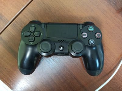 Лот: 17795076. Фото: 1. Геймпад Dualshock 4 чёрный (читаем... Аксессуары для игровых приставок, консолей, геймпады