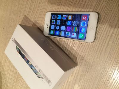 Лот: 5128401. Фото: 1. iPhone 5 white 32 gb + бонусом... Смартфоны