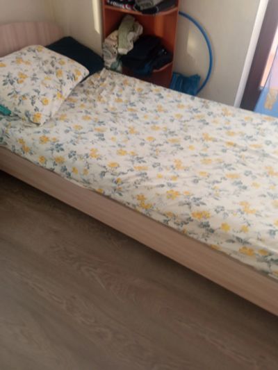 Лот: 25579563. Фото: 1. Кровать бу 90*200 с матрасом практически... Кровати