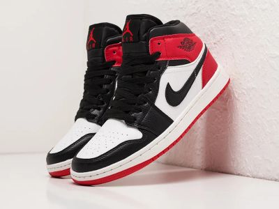 Лот: 20278330. Фото: 1. Кроссовки Nike Air Jordan 1 Mid. Кеды, кроссовки, слипоны
