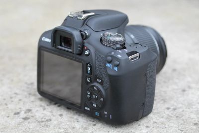 Лот: 18285813. Фото: 1. Canon 2000d Зеркальная камера. Цифровые зеркальные