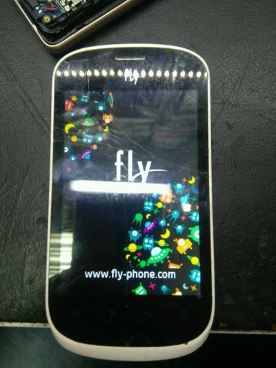 Лот: 12535029. Фото: 1. Смартфон Fly IQ270 с треснутым... Смартфоны