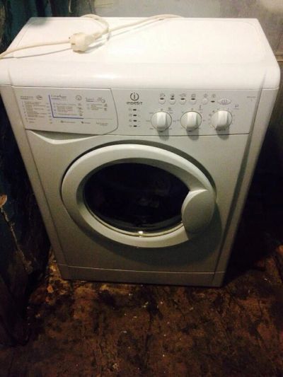 Лот: 6105298. Фото: 1. Стиральная машинка Indesit WIUL... Стиральные машины