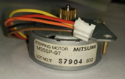 Лот: 8431749. Фото: 1. Двигатель шаговый Mitsumi M35SP-9T... Запчасти