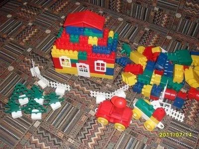 Лот: 1069164. Фото: 1. Конструкторы + кубики для ребенка... Конструкторы