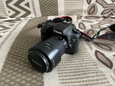 Лот: 17959845. Фото: 1. Зеркальный фотоаппарат Canon EOS... Цифровые зеркальные