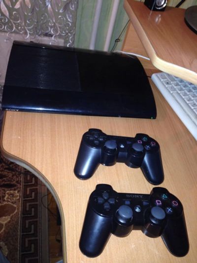 Лот: 6139826. Фото: 1. Playstation 3 два беспроводных... Консоли