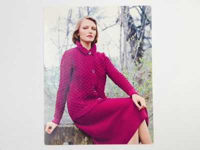 Лот: 23296186. Фото: 1. Костюм: жакет и юбка. Открытка... Открытки, конверты