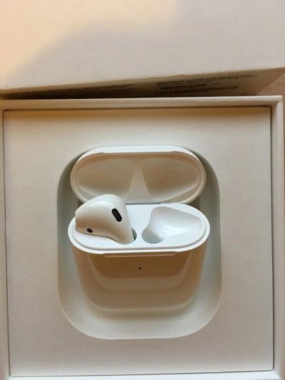Лот: 15034874. Фото: 1. AirPods 2 (c беспроводной зарядкой... Красноярск