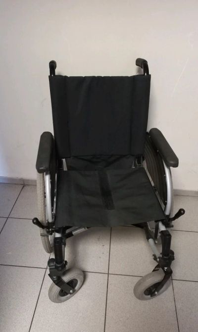 Лот: 19038039. Фото: 1. инвалидное кресло (v). Массажные столы и кресла