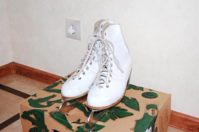 Лот: 3327002. Фото: 1. коньки фигурные белые кожаные... Коньки
