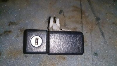 Лот: 9209786. Фото: 1. Замок бардачка Toyota Corona ST190. Салон