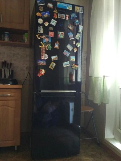 Лот: 9857001. Фото: 1. Холодильник Samsung черный. Холодильники, морозильные камеры