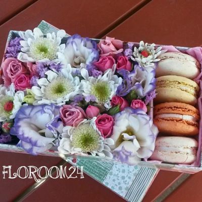 Лот: 7759153. Фото: 1. Цветочная коробочка с макаронс... Свежие цветы