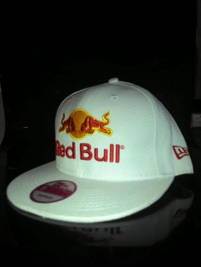 Лот: 5048698. Фото: 1. кепка c прямым козырьком Red bull. Другое (аксессуары)