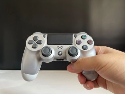 Лот: 24909752. Фото: 1. Джойстик dualshock 4 серебристый. Рули, джойстики