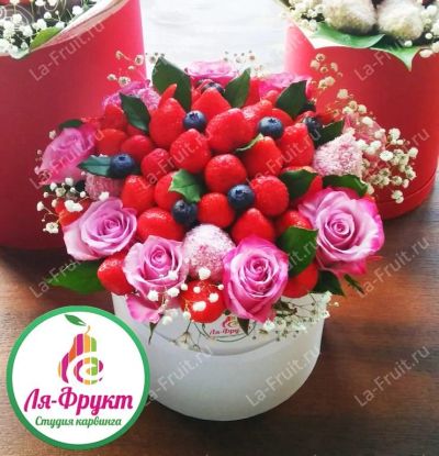 Лот: 15835019. Фото: 1. БУКЕТ ИЗ КЛУБНИКИ В ШЛЯПНОЙ КОРОБОЧКЕ... Букеты из конфет, игрушек