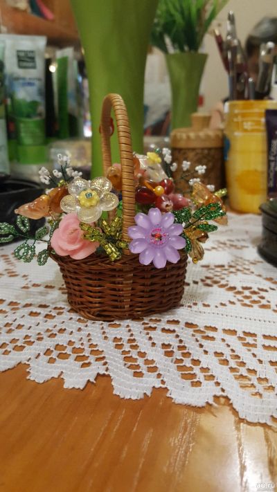 Лот: 15834571. Фото: 1. Мини-букет из бисера в корзинке. Искусственные и сувенирные цветы