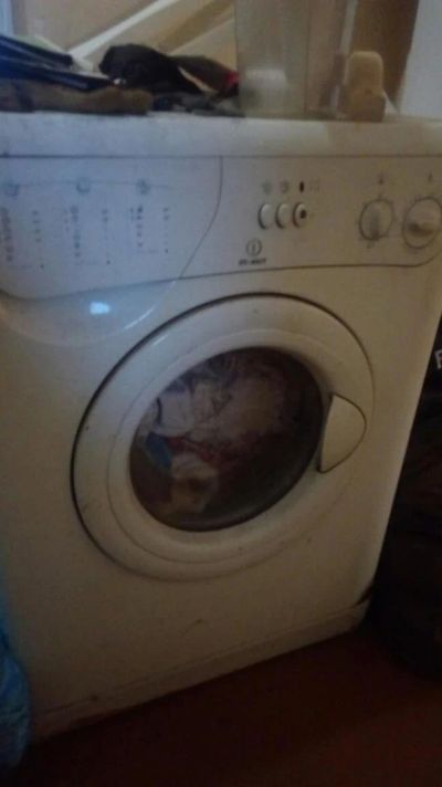 Лот: 9010729. Фото: 1. Машина стиральная Indesit W83T. Стиральные машины