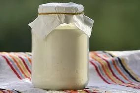 Лот: 6087438. Фото: 1. деревенская сметана (доставка... Молоко и молочные продукты
