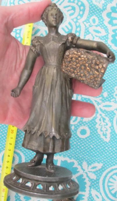Лот: 14282698. Фото: 1. статуэтка Девушка с дровами,бронзовый... Предметы интерьера и быта